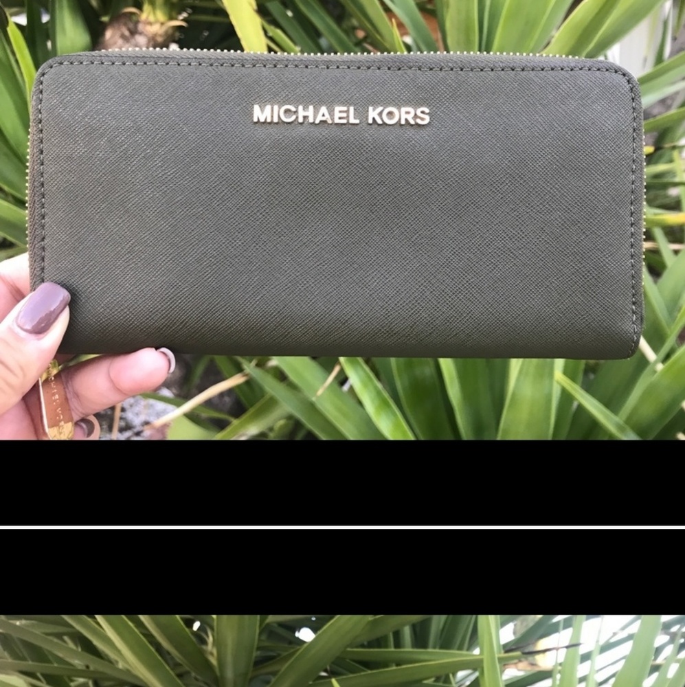 Olive Green Michael Kors Zip According to Wallet